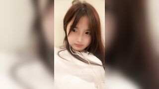 超甜卡哇伊19美少女，外表清纯甜美，观众强烈要求秀一波，到浴室看嫩穴，翘起屁股特写