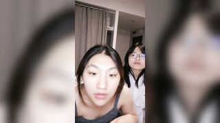 拉拉小姐妹又亲起来，摸着奶子亲着小嘴，看着真刺激像刚搞对象的样子，吃奶还抠逼道具抽插，好痒你别舔啊