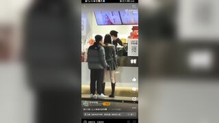 古茗店前情侣，男生直接把手伸进女生裙子里摸，估计是个骚货