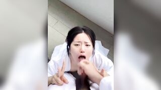 极品反差婊 与极品美人在楼道野战，比耶吃鸡，实在是太清纯太骚了，口爆吞精，刺激非凡