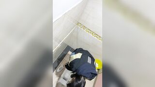 大叔潜入学校女厕偷拍多位粉嫩的学妹各种姿势嘘嘘 全是大粉鲍