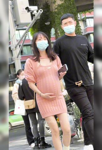 漂亮的孕妇顶着大肚子出来逛街惨遭 主打理念是欣赏美女，评级标准侧重于女主角颜值