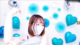 【Stripchat】超羞涩短发清纯女主播「Yui-Ch」白丝女仆装撩开裙子手冲揉阴蒂高潮发抖