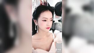 精选美女走光系列 新娘造型走光露点 考眼力 透过缝隙看亮点 这美眉超级漂亮