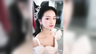 精选美女走光系列 新娘造型走光露点 考眼力 透过缝隙看亮点 这美眉超级漂亮