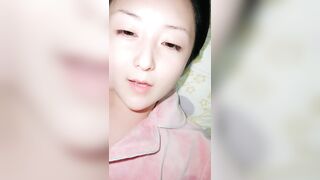 全身粉嫩大奶小姐姐带闺蜜浴室双女秀，互揉奶子掰穴特写，毛毛浓密极品粉穴，一个还来大姨妈扣弄水声哗哗