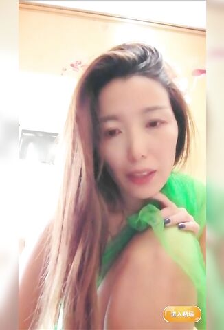 练过舞蹈的轻熟女少妇，透明绿纱热舞高难度，自慰撩骚狼友