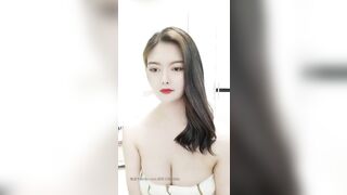 巨乳大四学姐【00年学生妹】，上等豪乳，丰满又感性，谁玩谁爽，跳蛋自慰，呻吟浪叫，求大鸡巴操！