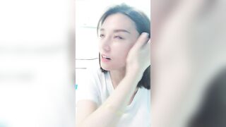 喵喵是个猫顶级短发酒窝美女首次炮友啪啪大秀，笑起来超甜美，特写舔弄大屌插嘴，舔奶子拔下内裤，正入抽插猛操