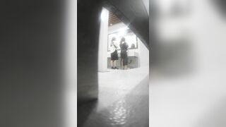 国内厕拍达人男扮女装混入某超市隔板女厕偷拍妹子嘘嘘1080P高清无水印