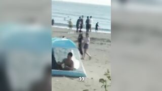 海边偷窥啪啪 兄弟你牛逼 人家来看海 你却来操逼 那得弄个全封闭的 那么多人还有小孩 拍者解说也过瘾