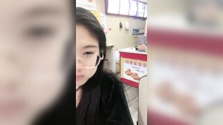 炸鸡店老板娘在店里偷偷播，听狼友指挥跑到厨房漏出骚奶子揉捏好刺激，脱了裤子掰开骚逼给狼友看精彩刺激