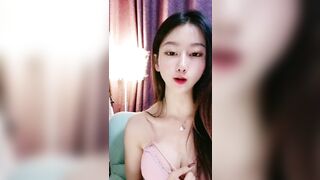 奈雪没睡醒 ，高颜值美少女：我的胸挺啊，有哥哥可以白嫖啦！ 网友：脚有涂指甲油吗，奶头什么颜色。秀色可餐