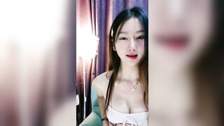 奈雪没睡醒 ，高颜值美少女：我的胸挺啊，有哥哥可以白嫖啦！ 网友：脚有涂指甲油吗，奶头什么颜色。秀色可餐