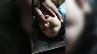 女友：我下面湿的不成样子了，唔唔，不信你摸一摸，啊啊啊~喔喔喔。 男：下面都湿了吗