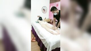 爱装纯的骚女人按摩店享受小哥的特殊服务，让小哥抠逼按摩棒玩弄骚穴搞的直流淫水，口交大鸡巴多体位放肆插