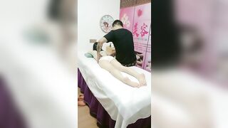 爱装纯的骚女人按摩店享受小哥的特殊服务，让小哥抠逼按摩棒玩弄骚穴搞的直流淫水，口交大鸡巴多体位放肆插