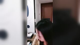 欲望女神长发露脸网红脸椅子秀，第一视角露脸自慰，拿起自己小海豹道具呻吟高潮