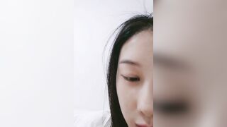 【170CM超棒身材美妞】白皙大长腿，无毛肥穴冷艳美女，房间全裸自摸，近距离视角看穴，摆弄各种姿势，你们喜欢吗