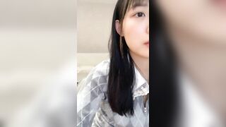 【黄播界小痞幼】超高颜值纯欲系美女，今日首秀，撩起裙子搔首弄姿 ，里面啥也没穿，贫乳小奶子多毛骚穴 ，揉搓阴蒂浪叫大声