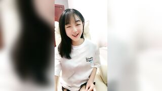 小虎牙清纯乖巧19学生妹 ，新到的情趣套装 ，开档内裤掰开粉穴 ，两根手指猛扣，浪叫呻吟表情很享受 ，高潮冲刺水声哗哗