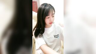 小虎牙清纯乖巧19学生妹 ，新到的情趣套装 ，开档内裤掰开粉穴 ，两根手指猛扣，浪叫呻吟表情很享受 ，高潮冲刺水声哗哗