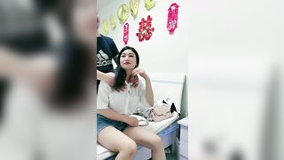 新婚小少妇露脸妩媚迷人，跟大哥调情手伸进衣服摸奶子，口交大鸡巴舔逼慢慢扒光吃奶玩逼各种抽插无套内射