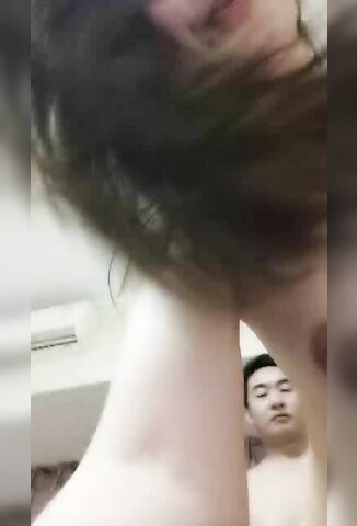 气质美少妇颜值颇高，一脸都是戏，表情享受卖力口活无套啪啪操逼内射，特写淫水流出的逼逼有精液流出