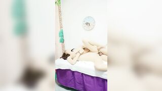 SPA养生馆骚逼小骚妇背着男朋友去做推油按摩和男技师啪啪还一直和男友打电话