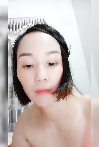 女儿的逼逼好嫩跟妈妈一起直播赚钱，全程露脸特写展示毛都没长齐好刺激，让妈妈吃奶好骚，跟狼友互动听指挥